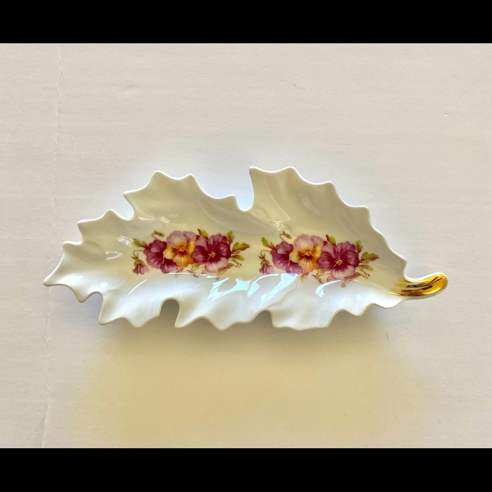VTG Old Nuremberg Bavaria Leaf Dish